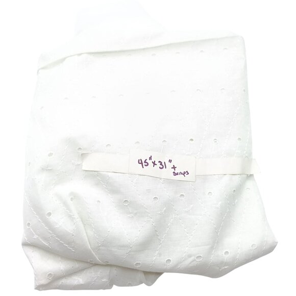 Vintage Eyelet Fabric Cloth Remnant Scraps Embroidered White Cloth - Picture 1 of 3
